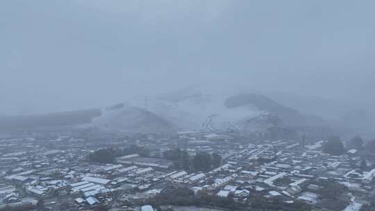 航拍风雪交加的山村