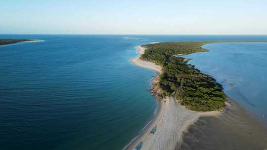 俯瞰风景如画的Inskip Point澳大利亚昆士兰州彩虹海滩的高平移视图
