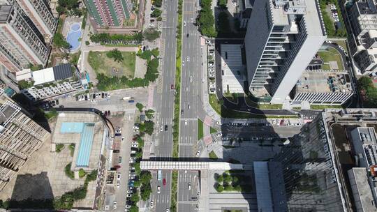 城市道路两侧高楼群航拍