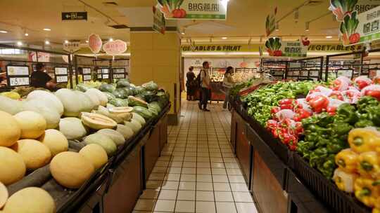 生鲜超市的货架上的新鲜蔬菜