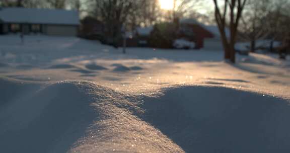 特写雪地里的夕阳