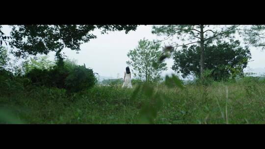 白色长裙女子走出森林草地到湖边视频素材模板下载