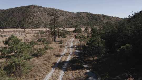 4K航拍云南丽江玉龙雪山大峡谷徒步