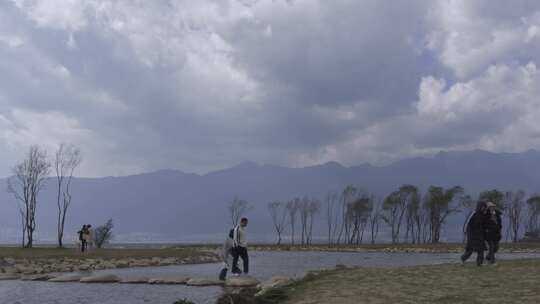 游客于山水间漫步赏景