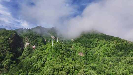 旅游景区上山索道繁忙运营