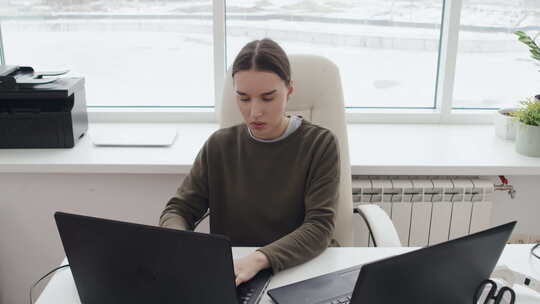 年轻女子在办公室努力工作视频素材模板下载