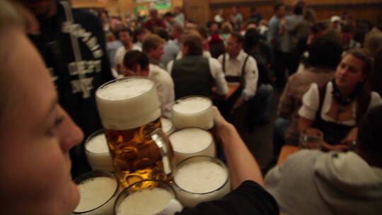 德国慕尼黑啤酒节 外国服务员端扎啤杯上酒