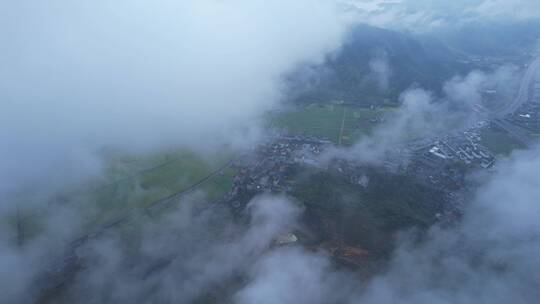 4k冷调雨季山峰航拍