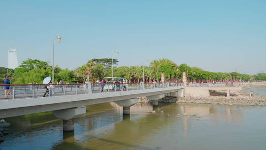 滨海边桥市民游客行人休闲散步徒步晴天蓝