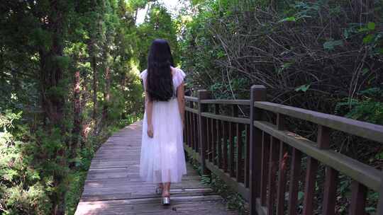 白裙女生林间漫步 感受自然视频素材模板下载