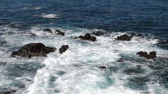 海浪拍打岩石的慢镜头