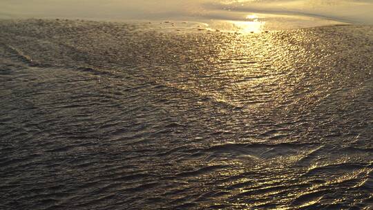 金色沙滩阳光海水潮水浪花海滩唯美海边夕阳