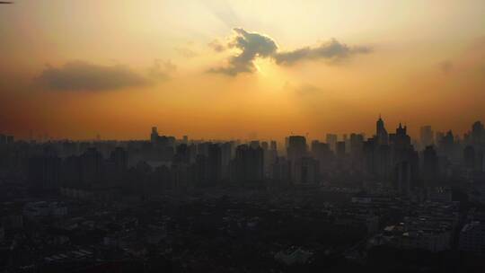 大雾中夕阳的上海