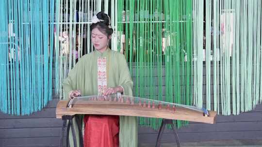 身穿中国传统汉服的女子弹奏古筝唯美画面
