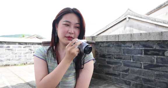 女性 亚洲女性 拍摄 记录 旅行 游玩 相机