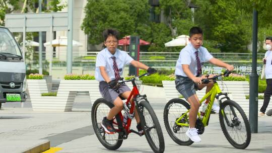 小学生活动毕业奔跑运动毕业博士服毕业季