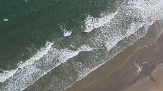 波涛汹涌的海岸航拍