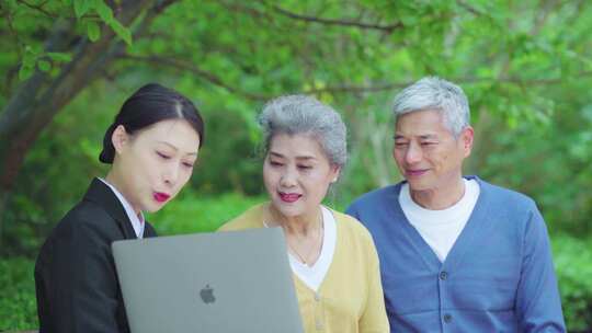 微笑服务 为老人讲解