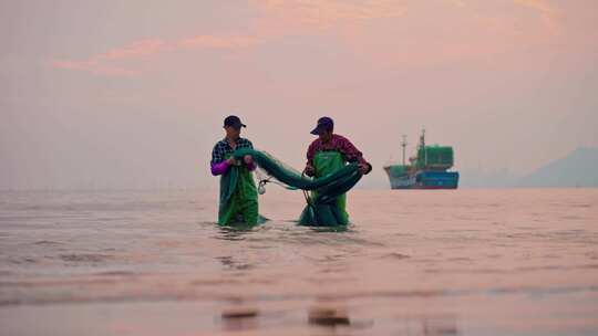 海浪沙滩 渔民海边整理渔网 渔家女视频素材模板下载
