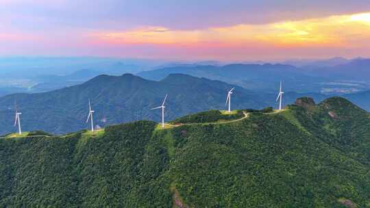 河源缺牙山山顶风车风力发电机自然风光