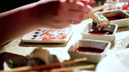 特写吃寿司和生鱼片
