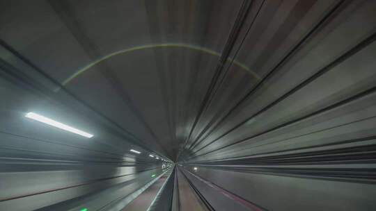 地铁行驶穿梭