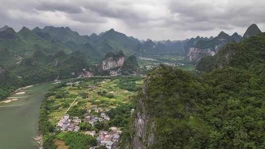 广西桂林阳草坪乡朔漓江冠岩航拍自然风光