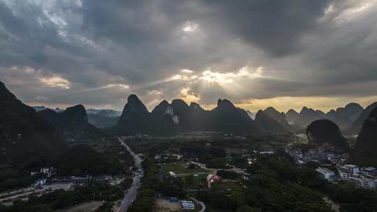 云雾笼罩下的山间小镇鸟瞰全景延时