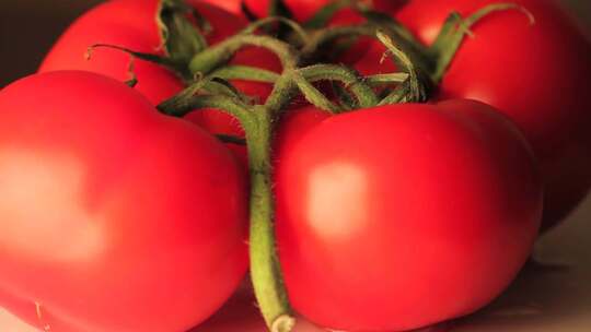 拍摄旋转着的红色西红柿