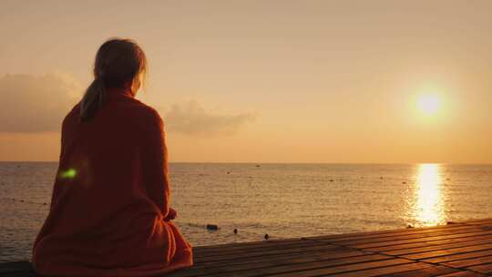 海边美女夕阳下散步情绪短片