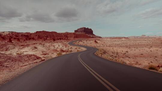 沙漠公路天际线景观