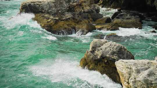 海浪撞击岩石悬崖