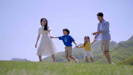快乐的一家四口在户外玩耍