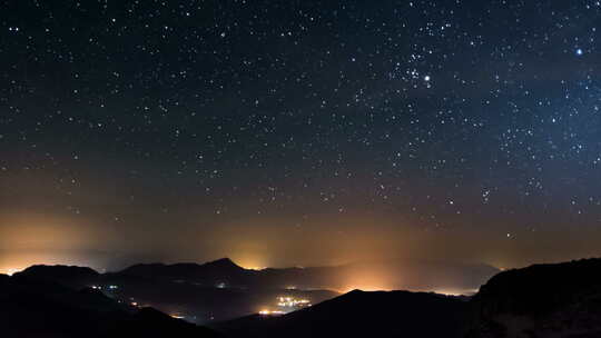 山间的星夜大自然与星空笼罩着乡村的交通夜