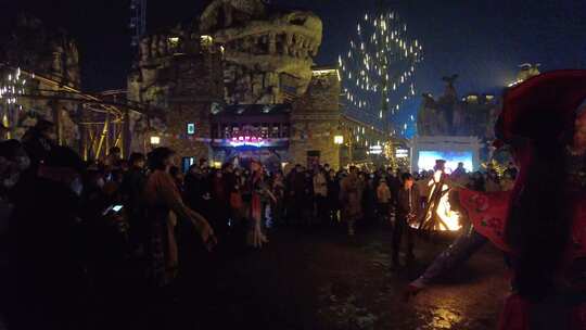 夜晚游乐园篝火晚会人群聚集场景