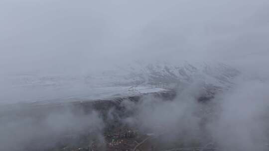 航拍冬天雪山下的新疆禾木村