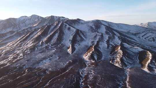 青海海南拉脊山冬季雪山航拍视频