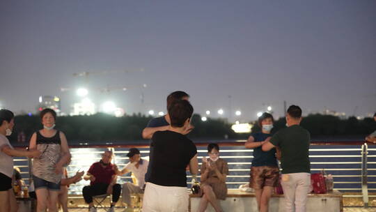 徐汇滨江跳广场舞的人视频素材模板下载