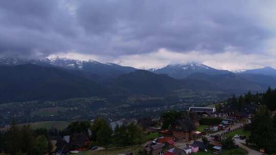 从Gubalowka山脉拍摄的Tatra山脉下Zakopane镇的鸟瞰图