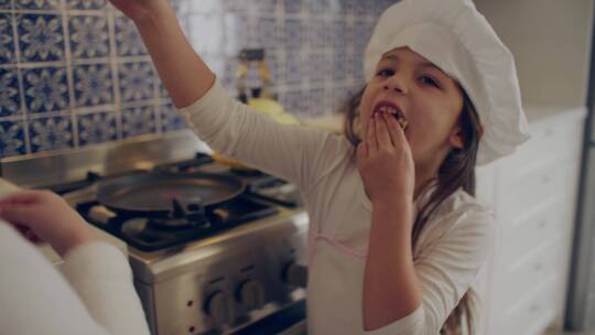 小女孩在厨房吃糕点 视频素材模板下载