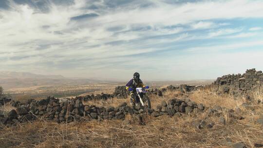 摩托车骑手在沙漠上越野