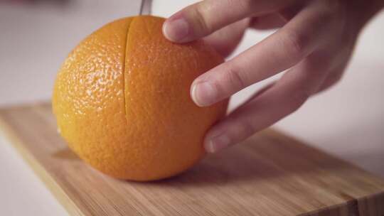 切开橘子
