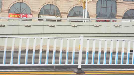 城市道路旁建筑及护栏景象