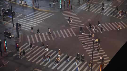 上海十字路口人流车流