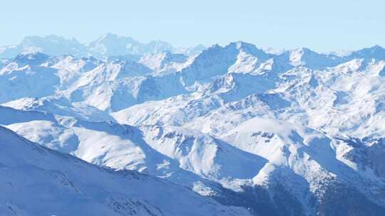 无尽的雪峰和山脊景色