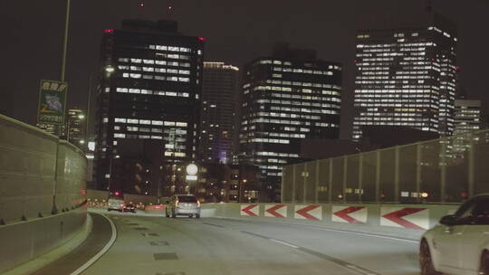 日本夜晚灯光高架桥车流楼房视频素材模板下载
