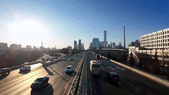 阳光照耀下的北京城市高速路交通景象