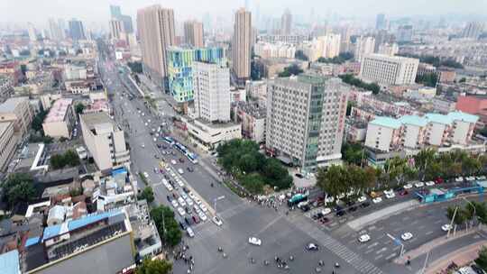 济南历山路花园路路口车辆城市风光