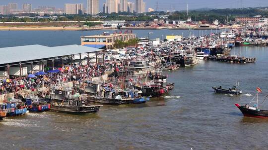 辽宁营口光辉码头渔船出海海鲜市场