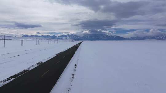 冬季新疆天山阿勒泰安集海雪山公路雪原云朵